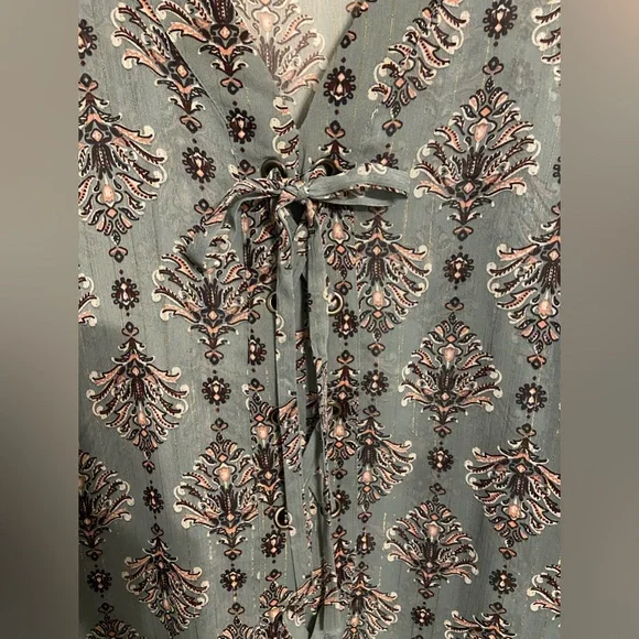 Like new top - Picture 2 of 7